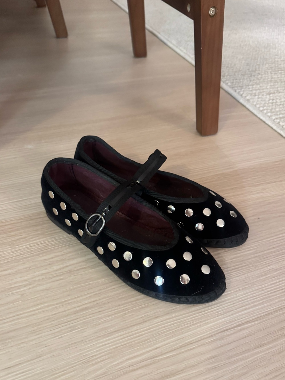 Flabelus shoes with embellishment